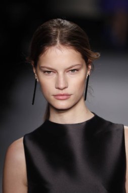 Paris, Fransa - 28 Şubat: Bir modeli pist Lanvin gösterisi sırasında bölümü, Paris moda hafta kadın giyim Sonbahar/Kış 2018/2019 olarak 28 Şubat 2018 Paris, Fransa'da yürür.