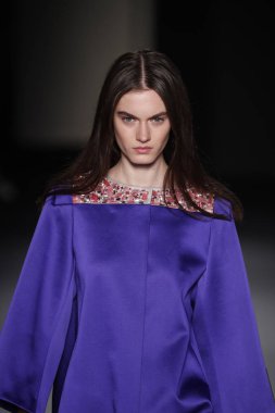 Paris, Fransa - 28 Şubat: Bir modeli pist Lanvin gösterisi sırasında bölümü, Paris moda hafta kadın giyim Sonbahar/Kış 2018/2019 olarak 28 Şubat 2018 Paris, Fransa'da yürür.