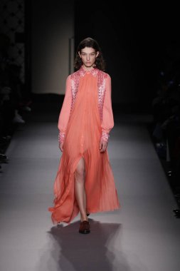 Paris, Fransa - 28 Şubat: Bir modeli pist Lanvin gösterisi sırasında bölümü, Paris moda hafta kadın giyim Sonbahar/Kış 2018/2019 olarak 28 Şubat 2018 Paris, Fransa'da yürür.