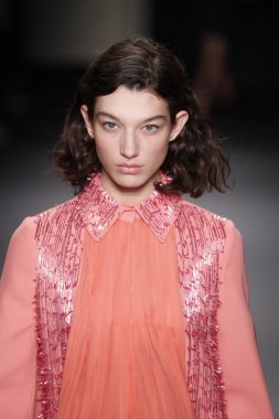 Paris, Fransa - 28 Şubat: Bir modeli pist Lanvin gösterisi sırasında bölümü, Paris moda hafta kadın giyim Sonbahar/Kış 2018/2019 olarak 28 Şubat 2018 Paris, Fransa'da yürür.