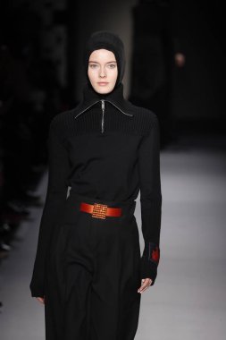 Paris, Fransa - 28 Şubat: Bir modeli pist Lanvin gösterisi sırasında bölümü, Paris moda hafta kadın giyim Sonbahar/Kış 2018/2019 olarak 28 Şubat 2018 Paris, Fransa'da yürür.