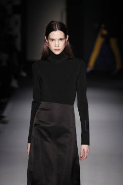 Paris, Fransa - 28 Şubat: Bir modeli pist Lanvin gösterisi sırasında bölümü, Paris moda hafta kadın giyim Sonbahar/Kış 2018/2019 olarak 28 Şubat 2018 Paris, Fransa'da yürür.