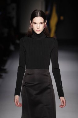 Paris, Fransa - 28 Şubat: Bir modeli pist Lanvin gösterisi sırasında bölümü, Paris moda hafta kadın giyim Sonbahar/Kış 2018/2019 olarak 28 Şubat 2018 Paris, Fransa'da yürür.