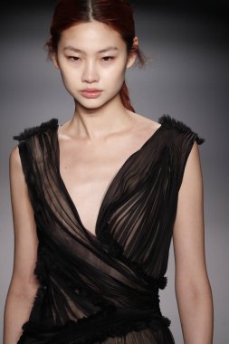 Paris, Fransa - 28 Şubat: Bir modeli pist Lanvin gösterisi sırasında bölümü, Paris moda hafta kadın giyim Sonbahar/Kış 2018/2019 olarak 28 Şubat 2018 Paris, Fransa'da yürür.