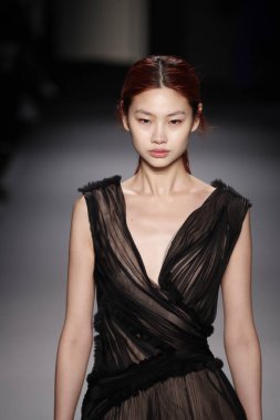 Paris, Fransa - 28 Şubat: Bir modeli pist Lanvin gösterisi sırasında bölümü, Paris moda hafta kadın giyim Sonbahar/Kış 2018/2019 olarak 28 Şubat 2018 Paris, Fransa'da yürür.