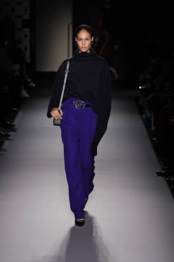 Paris, Fransa - 28 Şubat: Joan Smalls pist Lanvin gösterisi sırasında bölümü, Paris moda hafta kadın giyim Sonbahar/Kış 2018/2019 olarak 28 Şubat 2018 Paris, Fransa'da yürür.