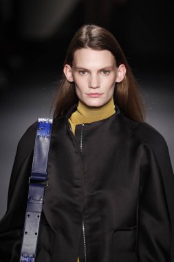 Paris, Fransa - 28 Şubat: Bir modeli pist Lanvin gösterisi sırasında bölümü, Paris moda hafta kadın giyim Sonbahar/Kış 2018/2019 olarak 28 Şubat 2018 Paris, Fransa'da yürür.