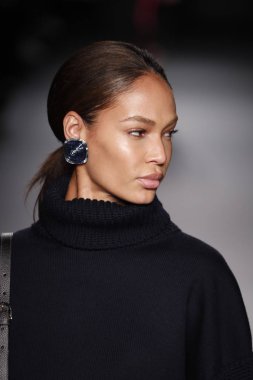 Paris, Fransa - 28 Şubat: Joan Smalls pist Lanvin gösterisi sırasında bölümü, Paris moda hafta kadın giyim Sonbahar/Kış 2018/2019 olarak 28 Şubat 2018 Paris, Fransa'da yürür.