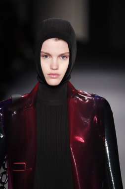 Paris, Fransa - 28 Şubat: Bir modeli pist Lanvin gösterisi sırasında bölümü, Paris moda hafta kadın giyim Sonbahar/Kış 2018/2019 olarak 28 Şubat 2018 Paris, Fransa'da yürür.