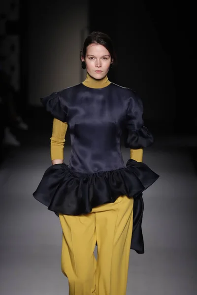 Paris Frankrijk Februari Een Model Loopt Baan Tijdens Show Lanvin — Stockfoto