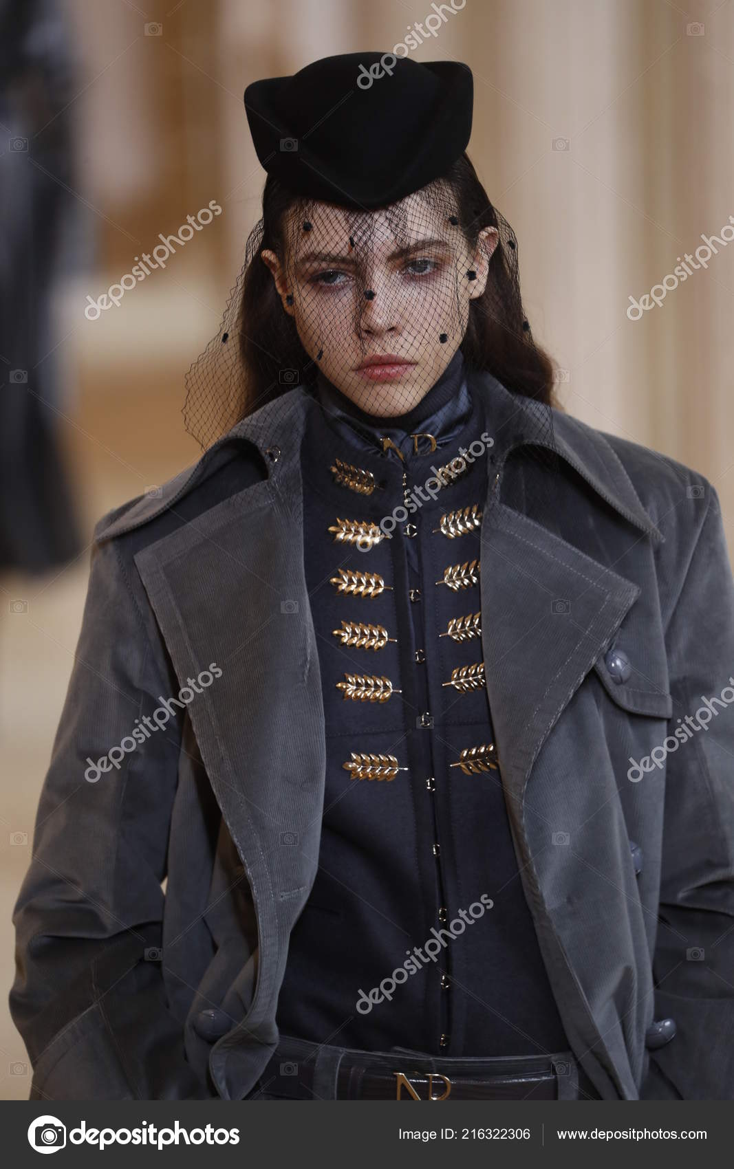 Paris Francia Marzo Una Modelo Camina Por Pasarela Durante Espectaculo Foto editorial de stock 216322306 fashionstock