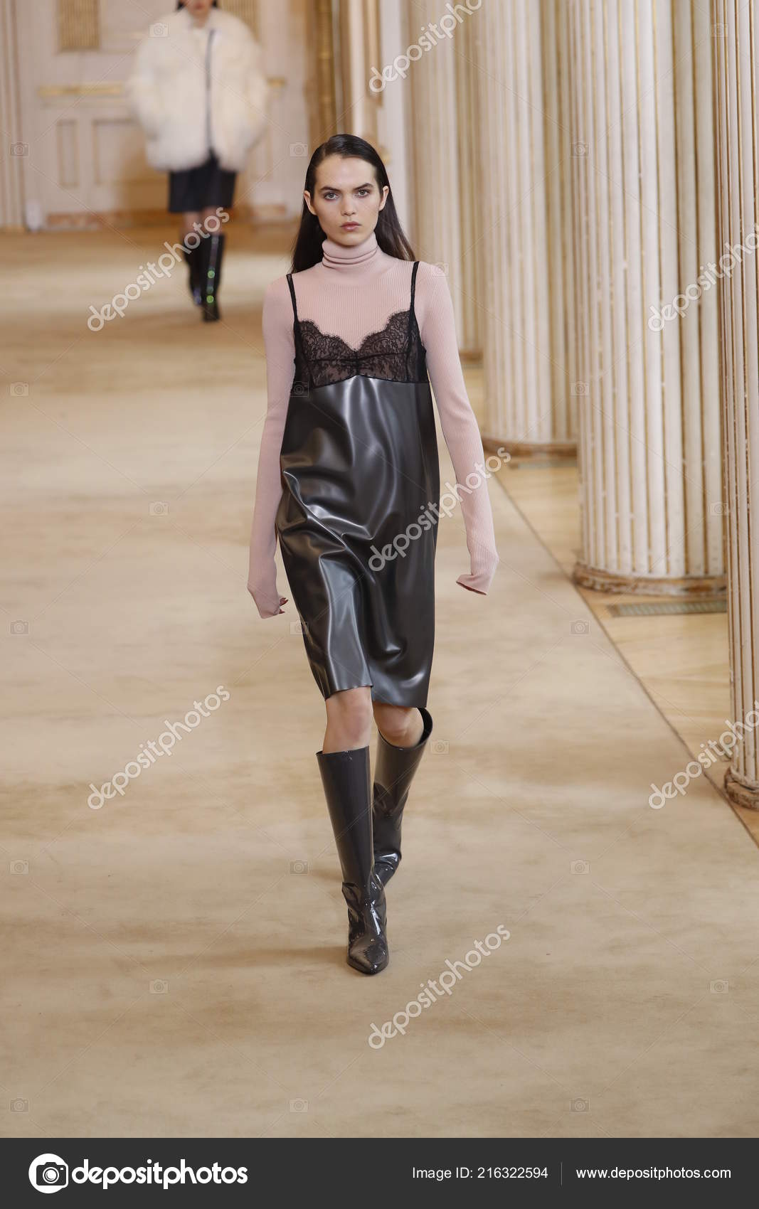 París Marzo Una Modelo Camina Por Pasarela Durante Espectáculo — editorial de stock © fashionstock #216322594