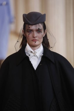 Paris, Fransa - Mart 02: Manken pist Nina Ricci gösterisi sırasında Paris moda hafta kadın giyim Sonbahar/Kış 2018/2019 bir parçası olarak 2 Mart 2018 Paris, Fransa'da yürür.