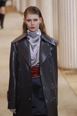 Paris, Fransa - Mart 02: Manken pist Nina Ricci gösterisi sırasında Paris moda hafta kadın giyim Sonbahar/Kış 2018/2019 bir parçası olarak 2 Mart 2018 Paris, Fransa'da yürür.