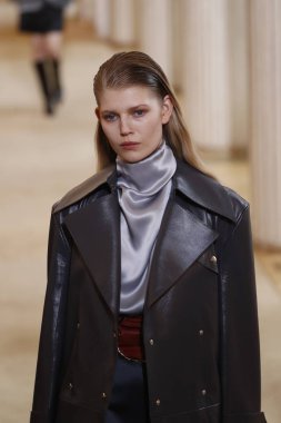 Paris, Fransa - Mart 02: Manken pist Nina Ricci gösterisi sırasında Paris moda hafta kadın giyim Sonbahar/Kış 2018/2019 bir parçası olarak 2 Mart 2018 Paris, Fransa'da yürür.
