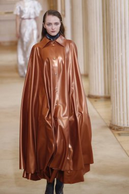 Paris, Fransa - Mart 02: Manken pist Nina Ricci gösterisi sırasında Paris moda hafta kadın giyim Sonbahar/Kış 2018/2019 bir parçası olarak 2 Mart 2018 Paris, Fransa'da yürür.