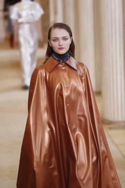 Paris, Fransa - Mart 02: Manken pist Nina Ricci gösterisi sırasında Paris moda hafta kadın giyim Sonbahar/Kış 2018/2019 bir parçası olarak 2 Mart 2018 Paris, Fransa'da yürür.
