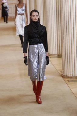 Paris, Fransa - Mart 02: Manken pist Nina Ricci gösterisi sırasında Paris moda hafta kadın giyim Sonbahar/Kış 2018/2019 bir parçası olarak 2 Mart 2018 Paris, Fransa'da yürür.