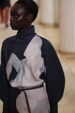 Paris, Fransa - Mart 02: Manken pist Nina Ricci gösterisi sırasında Paris moda hafta kadın giyim Sonbahar/Kış 2018/2019 bir parçası olarak 2 Mart 2018 Paris, Fransa'da yürür.