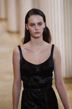 Paris, Fransa - Mart 02: Manken pist Nina Ricci gösterisi sırasında Paris moda hafta kadın giyim Sonbahar/Kış 2018/2019 bir parçası olarak 2 Mart 2018 Paris, Fransa'da yürür.