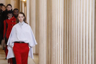Paris, Fransa - Mart 02: Modelleri pist finale Nina Ricci gösterisi sırasında bölümü, Paris moda hafta kadın giyim Sonbahar/Kış 2018/2019 olarak 2 Mart 2018 Paris, Fransa'da walk on.