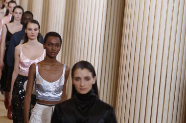 Paris, Fransa - Mart 02: Modelleri pist finale Nina Ricci gösterisi sırasında bölümü, Paris moda hafta kadın giyim Sonbahar/Kış 2018/2019 olarak 2 Mart 2018 Paris, Fransa'da walk on.