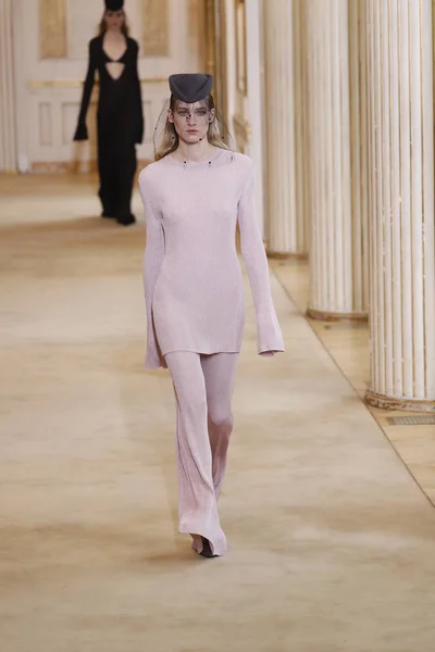 3月02日 一个模型走跑道期间在尼娜里奇展示作为巴黎时尚周的一部分女装秋天或冬天2018 2019 在2018年3月2日在巴黎 — 图库照片