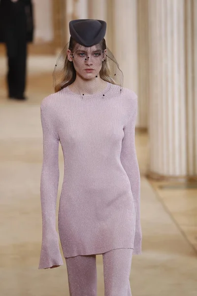 3月02日 一个模型走跑道期间在尼娜里奇展示作为巴黎时尚周的一部分女装秋天或冬天2018 2019 在2018年3月2日在巴黎 — 图库照片
