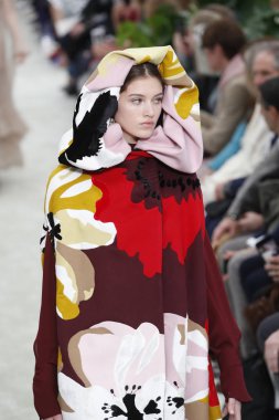 Paris, Fransa - Mart 04: Manken pist Valentino gösterisi sırasında bölümü, Paris moda hafta kadın giyim Sonbahar/Kış 2018/2019 olarak 4 Mart 2018 Paris, Fransa'da yürür.