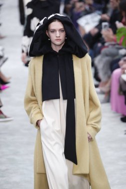 Paris, Fransa - Mart 04: Manken pist Valentino gösterisi sırasında bölümü, Paris moda hafta kadın giyim Sonbahar/Kış 2018/2019 olarak 4 Mart 2018 Paris, Fransa'da yürür.