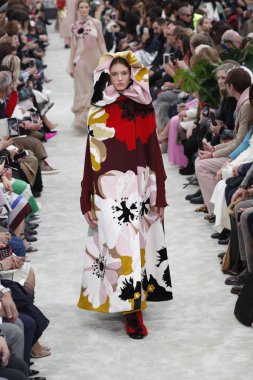 Paris, Fransa - Mart 04: Manken pist Valentino gösterisi sırasında bölümü, Paris moda hafta kadın giyim Sonbahar/Kış 2018/2019 olarak 4 Mart 2018 Paris, Fransa'da yürür.