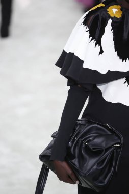 Paris, Fransa - Mart 04: Manken pist Valentino gösterisi sırasında bölümü, Paris moda hafta kadın giyim Sonbahar/Kış 2018/2019 olarak 4 Mart 2018 Paris, Fransa'da yürür.