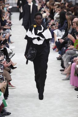 Paris, Fransa - Mart 04: Manken pist Valentino gösterisi sırasında bölümü, Paris moda hafta kadın giyim Sonbahar/Kış 2018/2019 olarak 4 Mart 2018 Paris, Fransa'da yürür.
