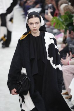 Paris, Fransa - Mart 04: Manken pist Valentino gösterisi sırasında bölümü, Paris moda hafta kadın giyim Sonbahar/Kış 2018/2019 olarak 4 Mart 2018 Paris, Fransa'da yürür.