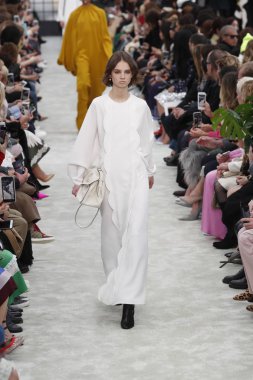 Paris, Fransa - Mart 04: Manken pist Valentino gösterisi sırasında bölümü, Paris moda hafta kadın giyim Sonbahar/Kış 2018/2019 olarak 4 Mart 2018 Paris, Fransa'da yürür.