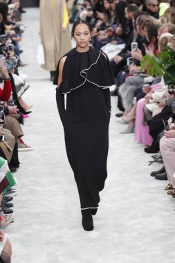 Paris, Fransa - Mart 04: Manken pist Valentino gösterisi sırasında bölümü, Paris moda hafta kadın giyim Sonbahar/Kış 2018/2019 olarak 4 Mart 2018 Paris, Fransa'da yürür.
