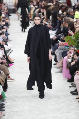 Paris, Fransa - Mart 04: Manken pist Valentino gösterisi sırasında bölümü, Paris moda hafta kadın giyim Sonbahar/Kış 2018/2019 olarak 4 Mart 2018 Paris, Fransa'da yürür.