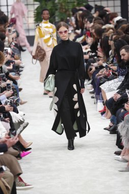 Paris, Fransa - Mart 04: Manken pist Valentino gösterisi sırasında bölümü, Paris moda hafta kadın giyim Sonbahar/Kış 2018/2019 olarak 4 Mart 2018 Paris, Fransa'da yürür.
