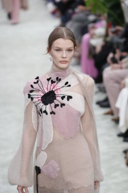 Paris, Fransa - Mart 04: Manken pist Valentino gösterisi sırasında bölümü, Paris moda hafta kadın giyim Sonbahar/Kış 2018/2019 olarak 4 Mart 2018 Paris, Fransa'da yürür.