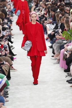 Paris, Fransa - Mart 04: Manken pist Valentino gösterisi sırasında bölümü, Paris moda hafta kadın giyim Sonbahar/Kış 2018/2019 olarak 4 Mart 2018 Paris, Fransa'da yürür.