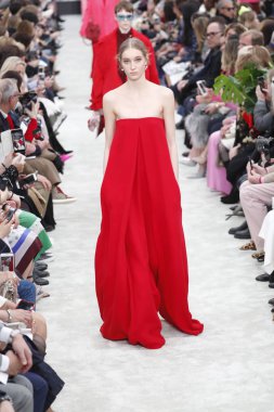 Paris, Fransa - Mart 04: Manken pist Valentino gösterisi sırasında bölümü, Paris moda hafta kadın giyim Sonbahar/Kış 2018/2019 olarak 4 Mart 2018 Paris, Fransa'da yürür.