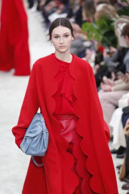 Paris, Fransa - Mart 04: Manken pist Valentino gösterisi sırasında bölümü, Paris moda hafta kadın giyim Sonbahar/Kış 2018/2019 olarak 4 Mart 2018 Paris, Fransa'da yürür.