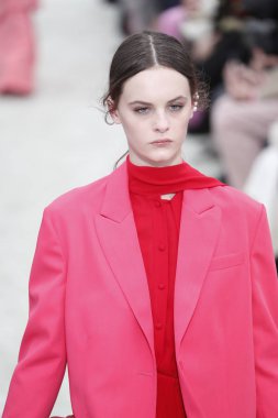 Paris, Fransa - Mart 04: Manken pist Valentino gösterisi sırasında bölümü, Paris moda hafta kadın giyim Sonbahar/Kış 2018/2019 olarak 4 Mart 2018 Paris, Fransa'da yürür.