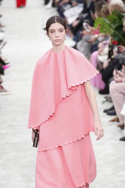 Paris, Fransa - Mart 04: Manken pist Valentino gösterisi sırasında bölümü, Paris moda hafta kadın giyim Sonbahar/Kış 2018/2019 olarak 4 Mart 2018 Paris, Fransa'da yürür.