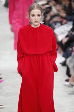 Paris, Fransa - Mart 04: Manken pist Valentino gösterisi sırasında bölümü, Paris moda hafta kadın giyim Sonbahar/Kış 2018/2019 olarak 4 Mart 2018 Paris, Fransa'da yürür.