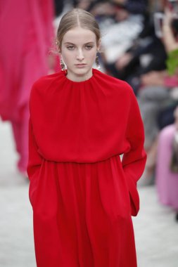 Paris, Fransa - Mart 04: Manken pist Valentino gösterisi sırasında bölümü, Paris moda hafta kadın giyim Sonbahar/Kış 2018/2019 olarak 4 Mart 2018 Paris, Fransa'da yürür.