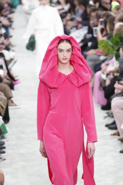 Paris, Fransa - Mart 04: Manken pist Valentino gösterisi sırasında bölümü, Paris moda hafta kadın giyim Sonbahar/Kış 2018/2019 olarak 4 Mart 2018 Paris, Fransa'da yürür.