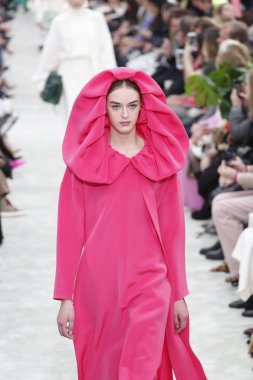 Paris, Fransa - Mart 04: Manken pist Valentino gösterisi sırasında bölümü, Paris moda hafta kadın giyim Sonbahar/Kış 2018/2019 olarak 4 Mart 2018 Paris, Fransa'da yürür.