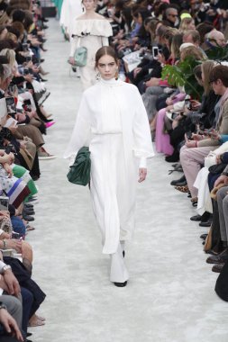 Paris, Fransa - Mart 04: Manken pist Valentino gösterisi sırasında bölümü, Paris moda hafta kadın giyim Sonbahar/Kış 2018/2019 olarak 4 Mart 2018 Paris, Fransa'da yürür.