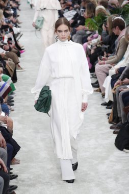 Paris, Fransa - Mart 04: Manken pist Valentino gösterisi sırasında bölümü, Paris moda hafta kadın giyim Sonbahar/Kış 2018/2019 olarak 4 Mart 2018 Paris, Fransa'da yürür.